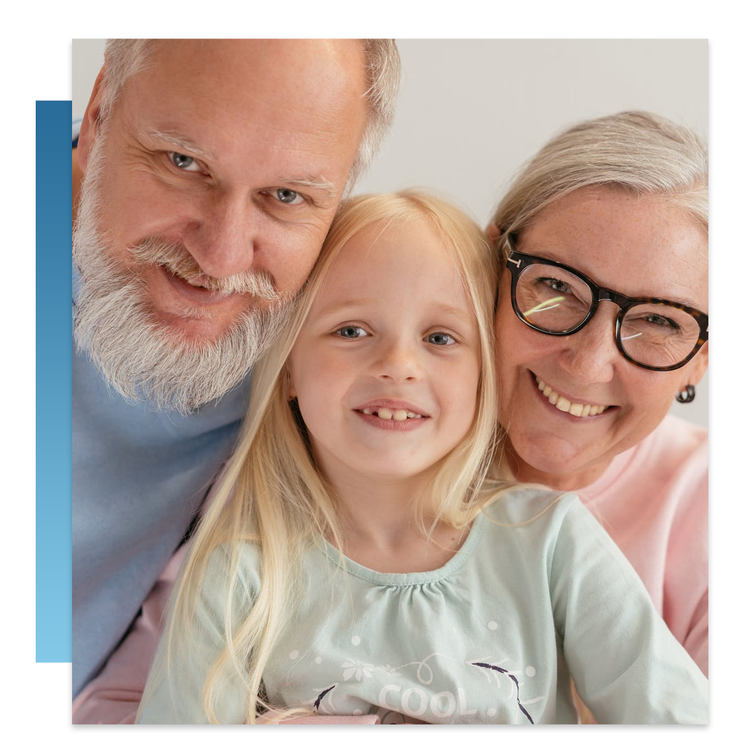 Picture of seniors with their family_