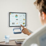 hatchmed-padlock_100-hand-adjusting-padlock-ceiling-arm-tablet-visible
